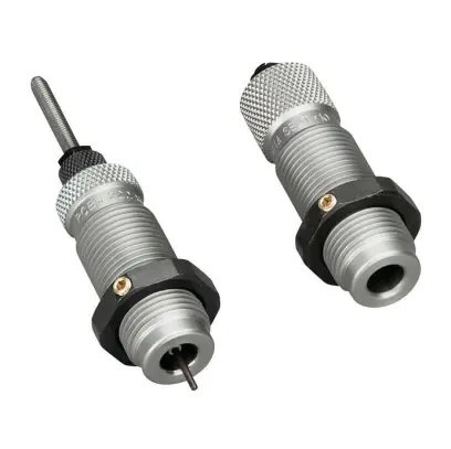 Sada matric RCBS FULL-LENGTH DIE SET pro přebíjení nábojnic s krčkem. Obsahuje celoformátovací matrici s expanderem a vypichovací jehlou a usazovací matrici s roll krimpem. Závit 7/8"-14.